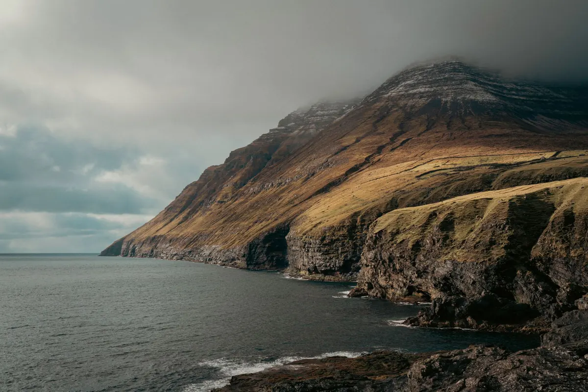 Coastal vs. Mountain Landscapes: How Geology Shapes Scenery